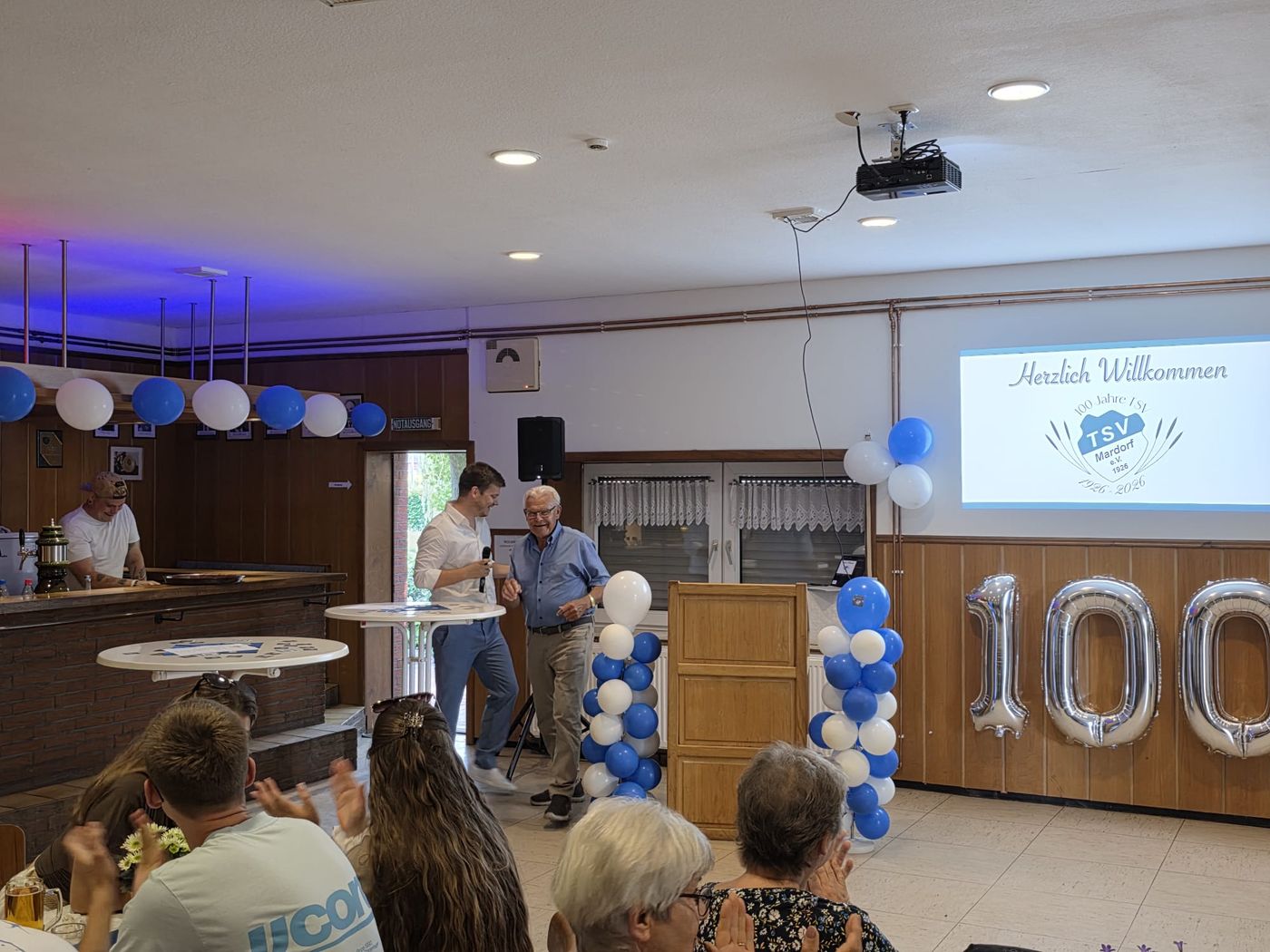 Festlich geschm&uuml;cktes Sch&uuml;tzenhaus mit 100-Ballons